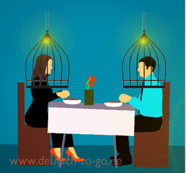 Mann und Frau sitzen in einem Restaurant und ihre Köpfe stecken in Laternen.