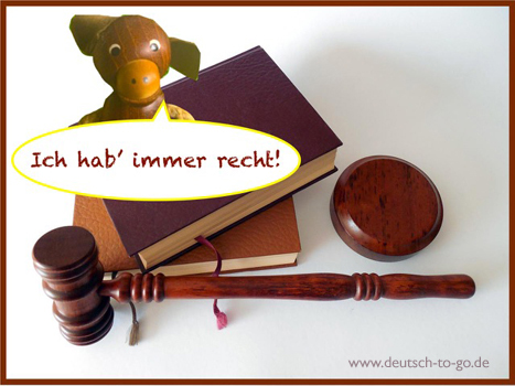 Utensilien eines Richters und ein Äffchen, das sagt: "Ich hab' immer recht!"